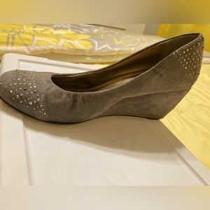 Light gray, studded wedges.